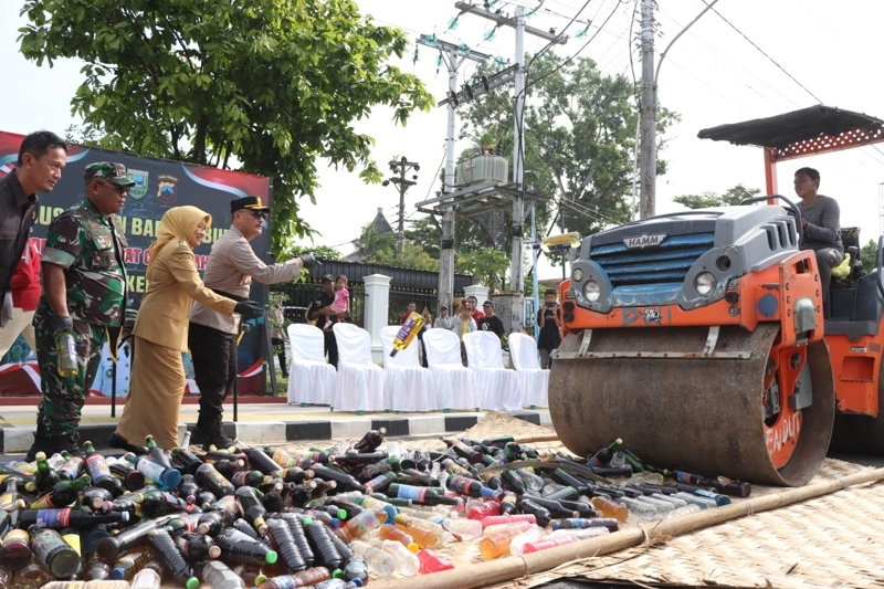 Ratusan Botol Miras dan Knalpot Brong Dimusnahkan di Kebumen