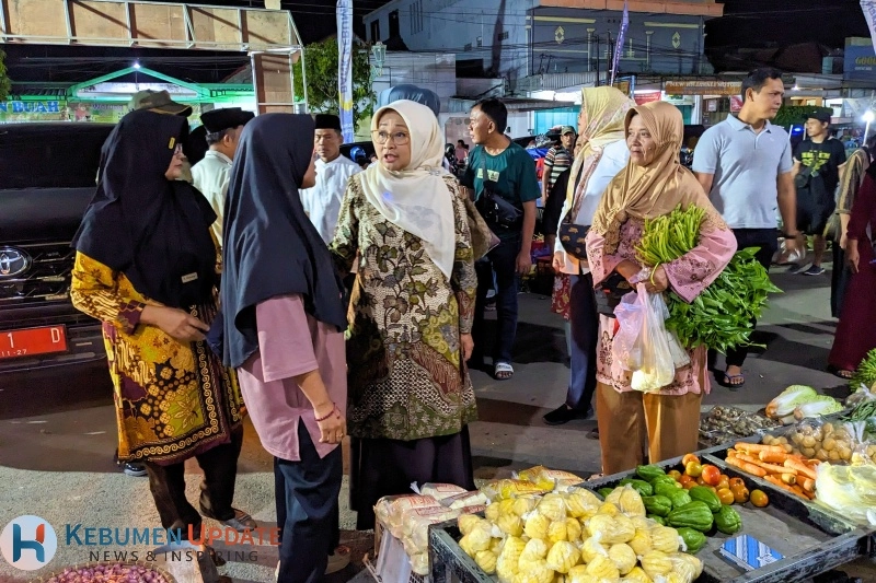 Sahur di Pasar Pagi, Bupati Luncurkan Simanis dan Program Subsidi Bunga