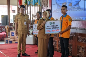 Bupati Lilis Nuryani Donasikan Gaji Pertamanya untuk Petugas Kebersihan