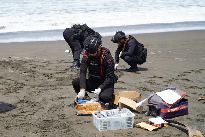 Pantai Setrojenar Jadi Saksi Bisu Pemusnahan Puluhan Kilo Bubuk Mercon dan Ribuan Petasan