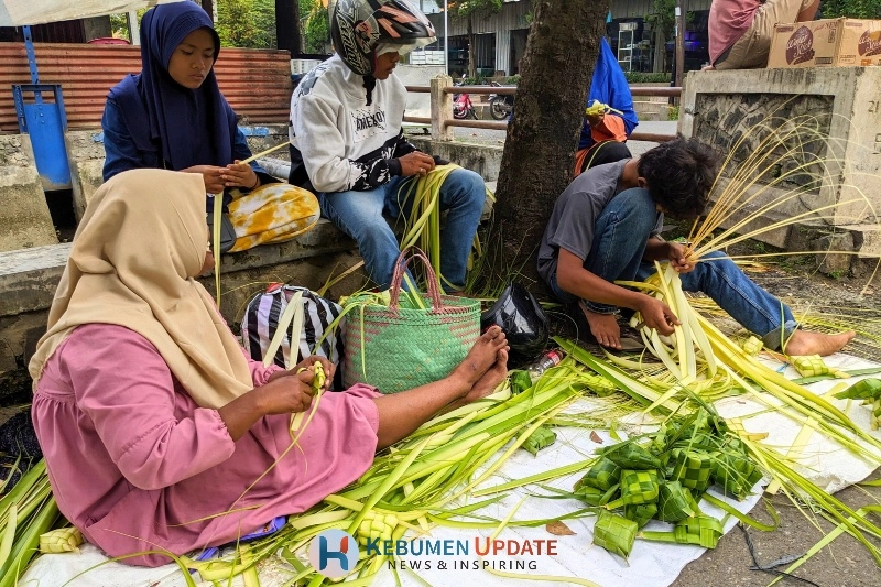 Prepegan Lebaran: Berkah Manis Pengrajin Ketupat