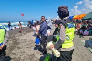 Ombak Ganas, Wisatawan Pantai Kebumen Diimbau Hati-hati