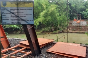 Satu Tahun Berlalu, Proyek Jembatan Gantung Ungaran Tak Kunjung Selesai, Ada Apa?