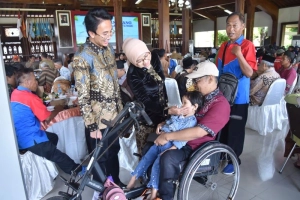 Ketika “Biyunge” Mendengar dan Berbagi: Momen Akrab Bupati Kebumen Bersama Masyarakat Rentan