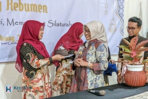 Senyum Bahagia Bupati Lilis Terima Kejutan Kue Ultah dari Para Dokter Kebumen