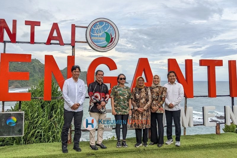 Utusan Khusus Presiden RI Bidang Pariwisata Terpesona Keunikan Geopark Kebumen