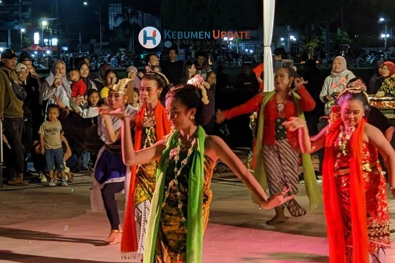 Ketoprak “Biyung Anyar” Iringi Pembukaan Car Free Night di Alun-alun Kebumen