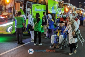 Diiringi Tangis Haru Keluarga, Bupati Lilis Berangkatkan Jemaah Haji Kloter 91