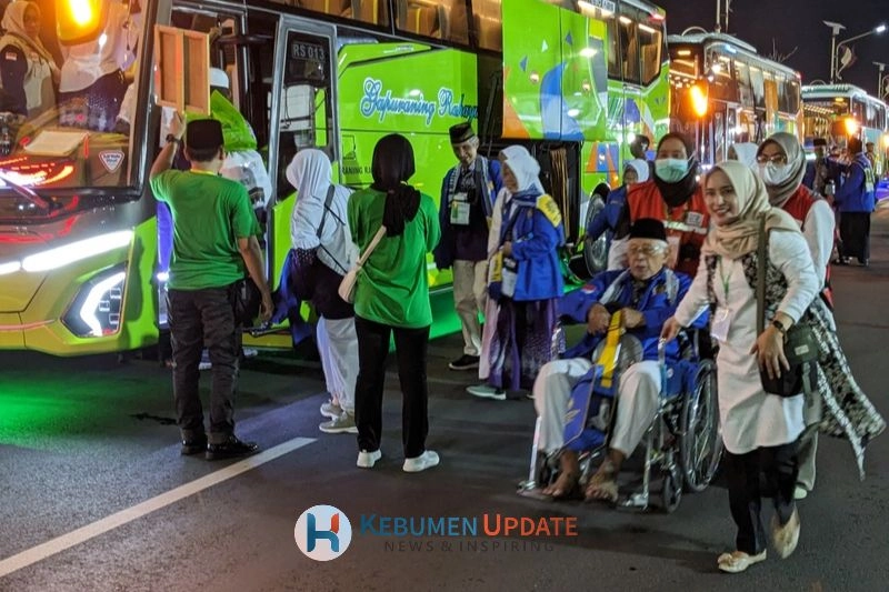 Diiringi Tangis Haru Keluarga, Bupati Lilis Berangkatkan Jemaah Haji Kloter 91