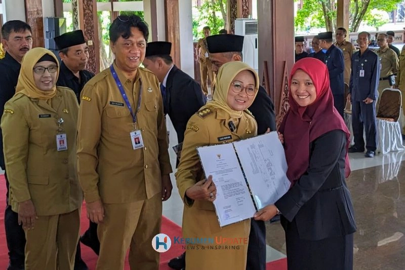 Bupati Lilis Lantik Pejabat Baru dan Serahkan SK Mutasi Guru