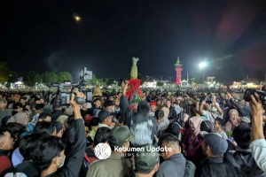 Ruwat Kabumian: Gunungan Hasil Bumi dan Unggas yang Dilepas Bupati jadi Rebutan Warga