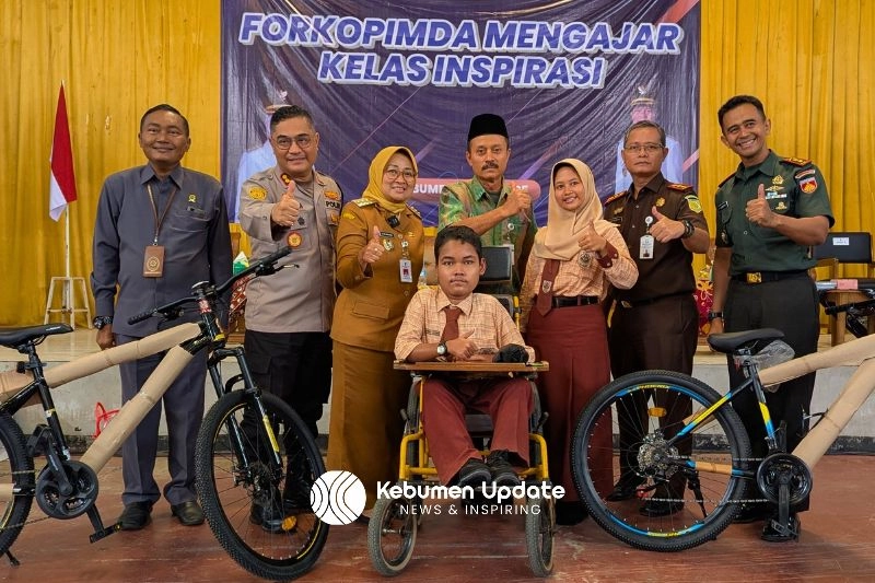 MPLS SMAN 2 Kebumen: Bupati Lilis dan Forkopimda Bagikan 8 Sepeda Gratis