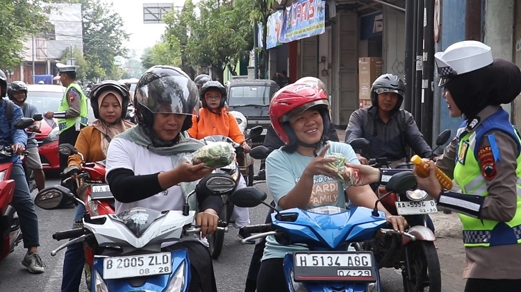 Tertib Lalu Lintas Dihadiahi Sayur dan Coklat