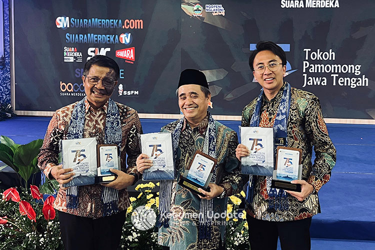 Dokter Reza foto bersama Ketua PWM Jateng KHM Tafsir, dan Anggota DPD RI H Muhdi. (Foto: Padmo)