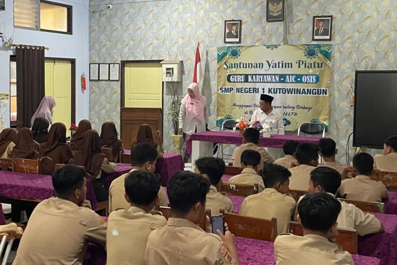 Zein Musta’in Pimpin Bakti Sosial AIC SMPN 1 Kutowinangun