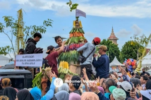 Belum Ada Aba-aba, Warga Serbu Grebeg Gunungan Hari Jadi ke-396 Kebumen