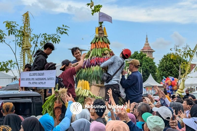 Belum Ada Aba-aba, Warga Serbu Grebeg Gunungan Hari Jadi ke-396 Kebumen
