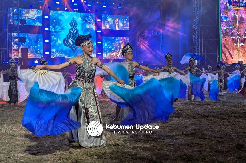 Puluhan Ribu Penonton Tumpah Ruah Saksikan Tarian Suwardana Kabumian dan Drone Show Kebumen Fest