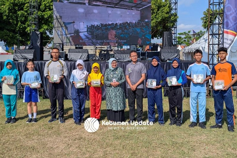 Ratusan Pelajar di Kebumen Terima Paket Makanan B2SA