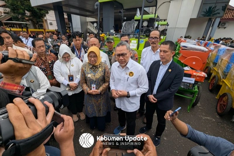 Kunjungi Kebumen, Menko Zulhas Bagikan 136 Unit Alsintan dan Salurkan 5 Ton Beras