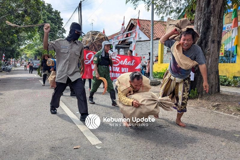 Tujuh RW di Kelurahan Kebumen Adu Kreativitas saat Jalan Sehat dan Karnaval Kemerdekaan