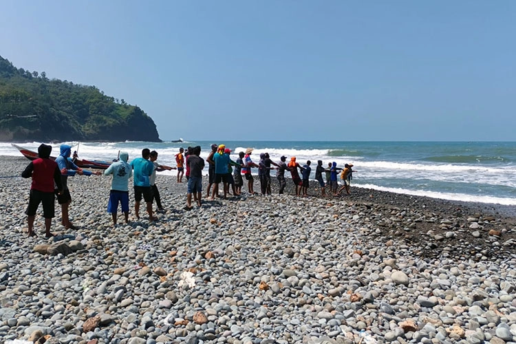 Empat Perahu Nelayan Berhasil Dievakuasi, Ini Kendala yang Dihadapi Tim Penyelam