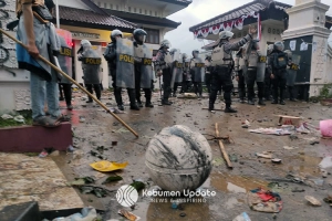 Berita Foto: Demonstrasi di Gedung DPRD Kebumen