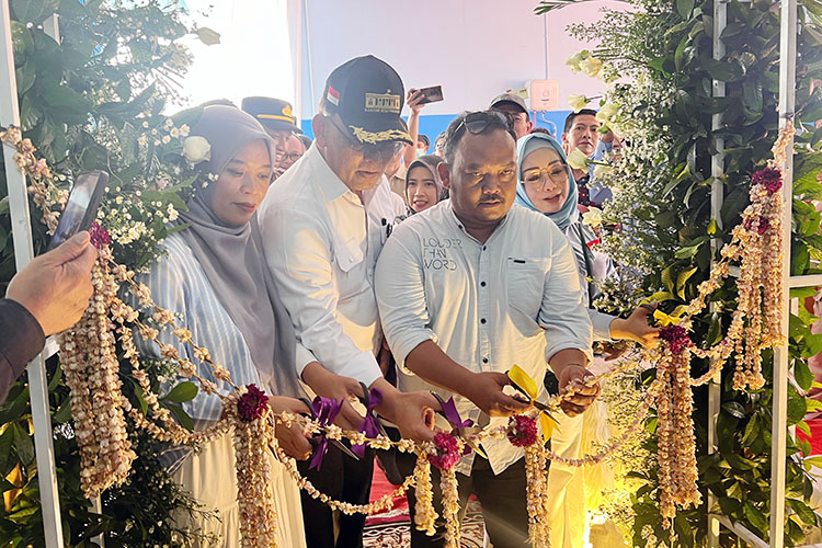 Pemotongan pita menandai menandai peresmian dapur MBG. (Foto: Padmo) 