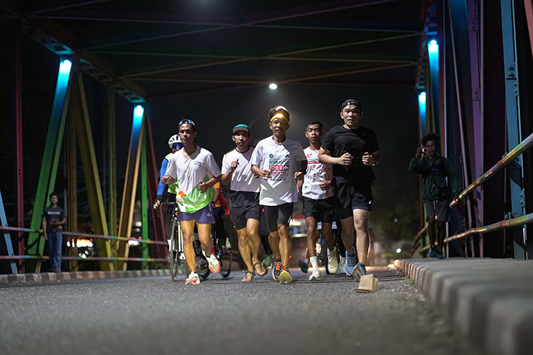 Ko Hensis berlari dikawal pelari Kebumen. (Foto: @nxrproject)