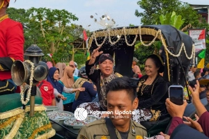 Ultah ke-70, Mbah Suman Gelar Kirab Budaya dan Bagikan Uang Koin Senilai Rp15 Juta