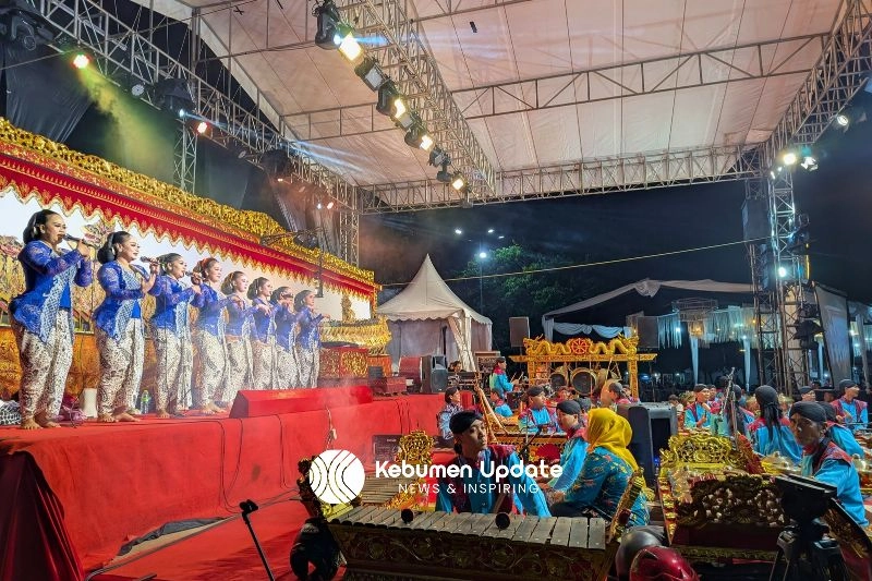 HUT Emas SMK Wongsorejo, Bupati Lilis “Nyawer” Ki Dalang Eko Suwaryo
