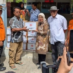 PMI Salurkan Bantuan untuk Nelayan Terdampak Gelombang Tinggi di TPI Pasir