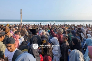 Grebeg Rolasan: Gunungan Telur Asin dan Hasil Bumi di Pantai Mliwis jadi Rebutan Warga