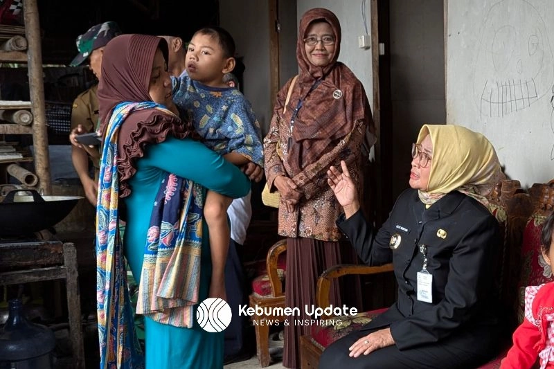 Bupati Kebumen Kunjungi dan Bantu Anak Berkebutuhan Khusus di Desa Seliling Alian