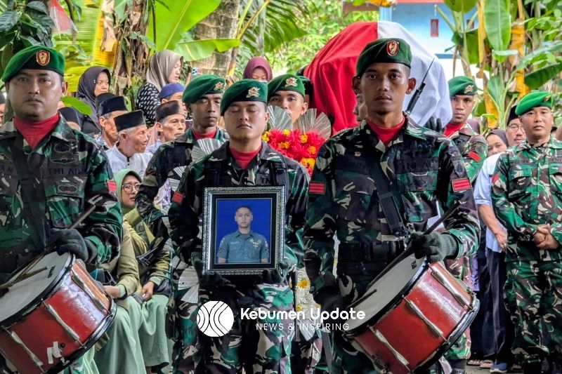 Isak Tangis Keluarga Iringi Pemakaman Kopda (Anumerta) Amin Nurohman, Prajurit TNI Asal Kebumen yang Gugur di Papua