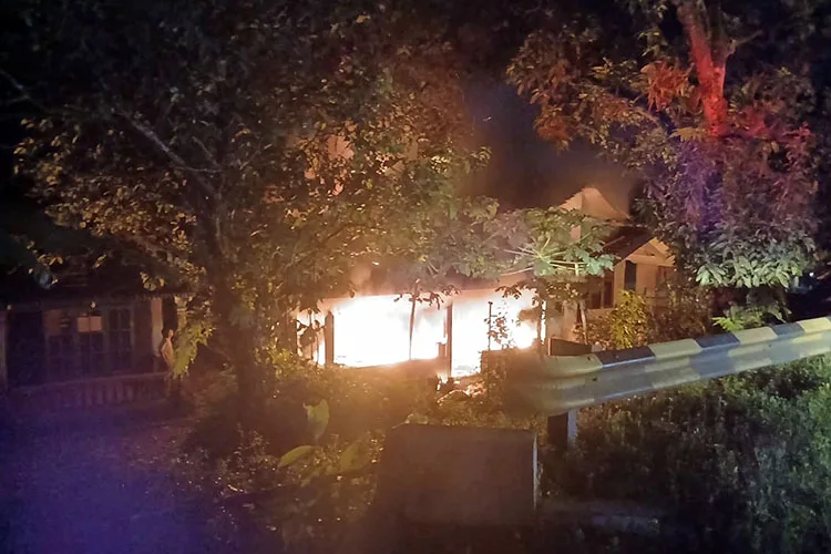 Korsleting Listrik Picu Kebakaran di Buayan, Polres Kebumen Beri Bantuan