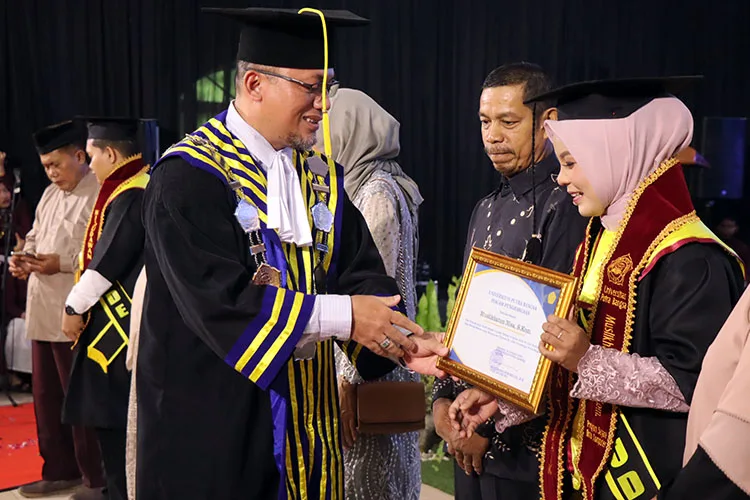 Universitas Putra Bangsa Wisuda 426 Lulusan, Teguhkan Komitmen Jadi Universitas 4.0