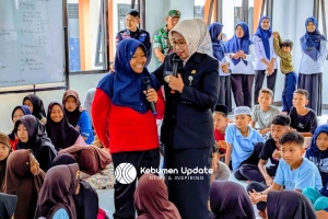 Kunjungi Sekolah Rakyat di Pejagoan, Bupati Lilis Beri Hadiah Siswa yang Berani Berbicara