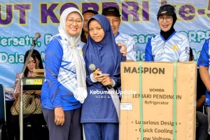 Hadiah dari Bupati Lilis dan Ir Yahya Fuad: Siswi SMPN 1 Kutowinangun Bawa Pulang Kulkas, 5 Peserta Lain Dapat Cash Rp500 Ribu