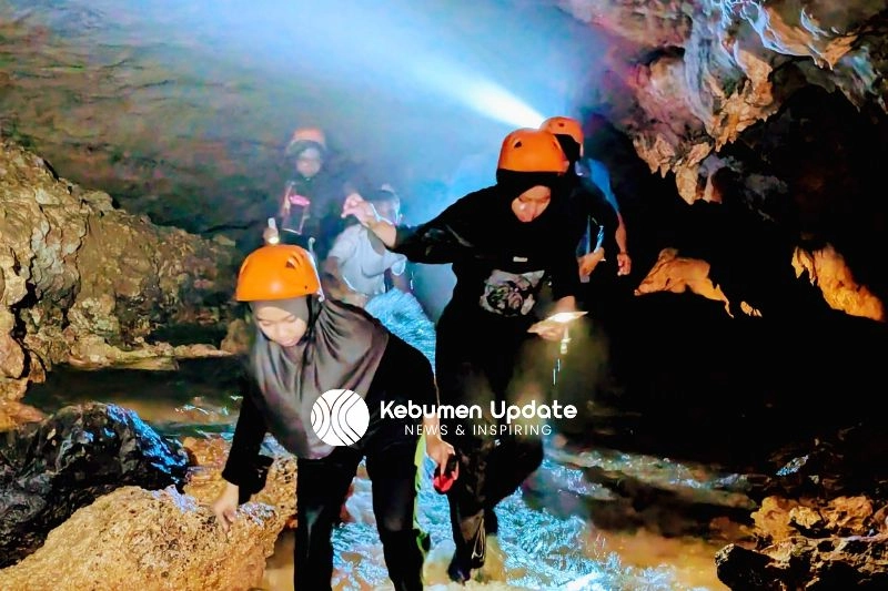 Rahasia di Balik Gua Petruk dan Mengapa Sekolah Perlu Mendukung Kebumen UNESCO Global Geopark