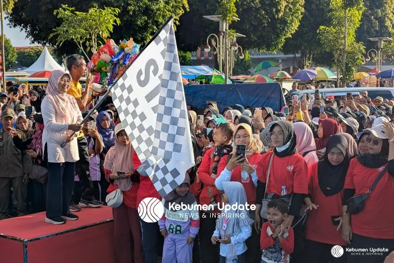 Karnaval SCTV Kebumen: Jalan Sehat Meriah, Artisnya Ketagihan Kuliner Lokal