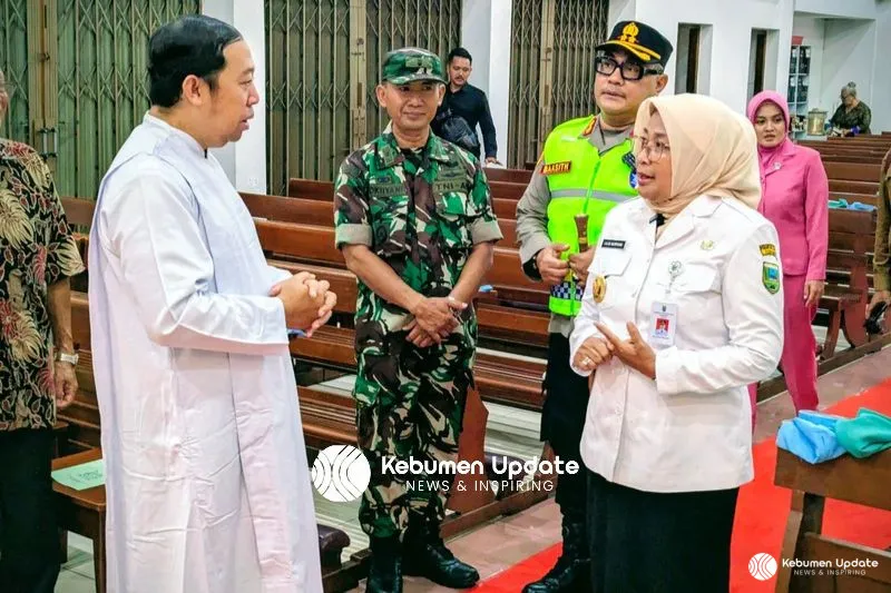 Pantau Kesiapan Natal, Bupati Lilis dan Forkopimda Keliling Gereja di Kebumen serta Gombong 