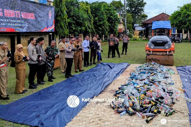 Cipta Kondisi Nataru, Polres Kebumen Musnahkan 1.717 Botol Miras