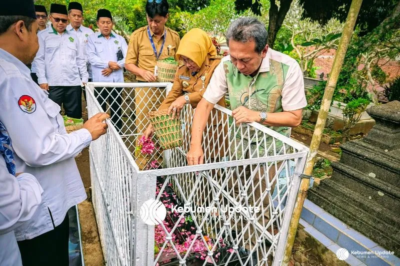 Jejak Inisiator Kemenag RI, Bupati Lilis Nuryani Ziarahi Makam KH Abu Dardiri di Purwokerto