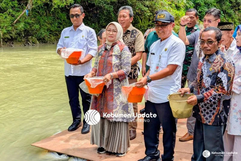 Lestarikan Ekosistem Sungai, Bupati Kebumen Tebar 1.500 Benih Ikan Nilem Bersama Pawagir