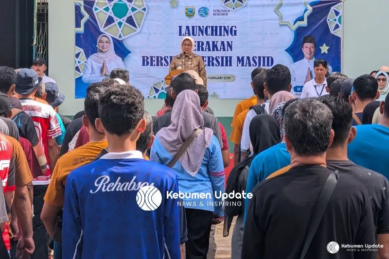 Bupati Pimpin Ratusan ASN Kebumen Gotong Royong Bersihkan 3 Masjid di Desa Ayah