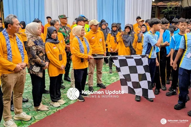 Jalan Sehat HUT SMPN 1 Kutowinangun: Dari Penganugerahan Duta Literasi hingga Tambahan Hadiah dari Bupati
