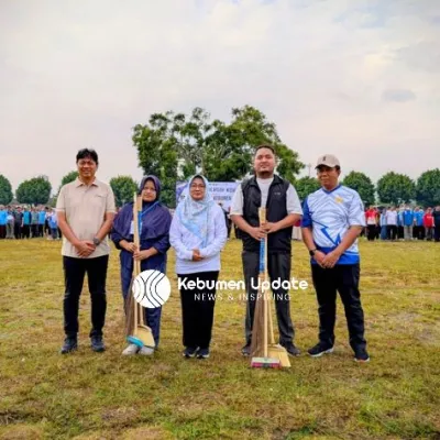 Sinergi Pasca-Idulfitri, KORPRI Kebumen Resik-Resik Alun-Alun bersama Bupati