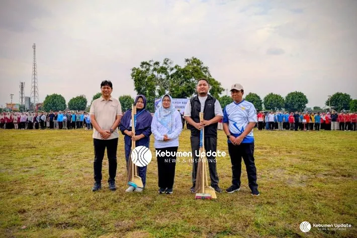 Sinergi Pasca-Idulfitri, KORPRI Kebumen Resik-Resik Alun-Alun bersama Bupati