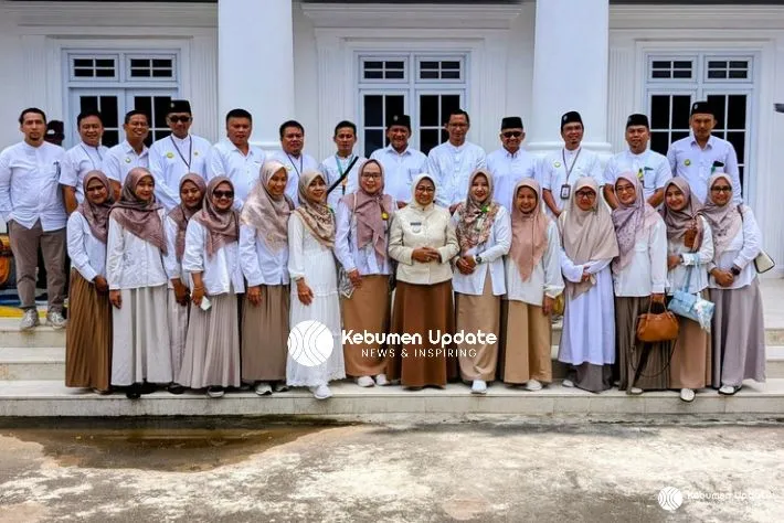 Pererat Sinergi, Keluarga Besar PKU Muhammadiyah Gombong Group Temui Bupati Kebumen